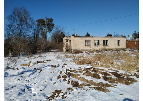 небольшое здание с земельным участком